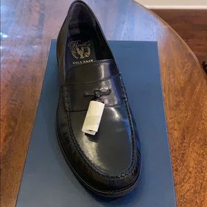 COLE HAAN - men’s black tassel loafers size 11M
